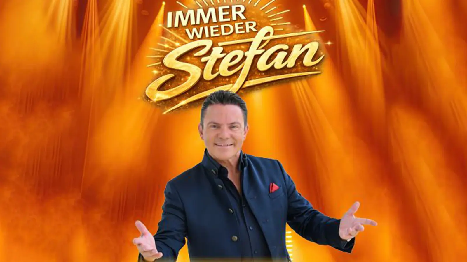 Plakat Immer wieder Stefan mit Stefan Mross in dunklem Sakko vor orangefarbenem Bühnenhintergrund mit Scheinwerfern, ausgebreiteten Armen und großem goldenen Schriftzug Immer wieder Stefan.