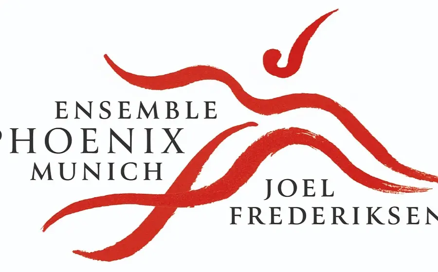 Logo des Ensemble Phoenix Munich mit schwarzem Schriftzug auf hellem Hintergrund und roten, geschwungenen Pinselstrichen sowie dem Namen Joel Frederiksen