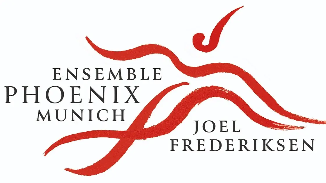 Logo des Ensemble Phoenix Munich mit schwarzem Schriftzug auf hellem Hintergrund und roten, geschwungenen Pinselstrichen sowie dem Namen Joel Frederiksen