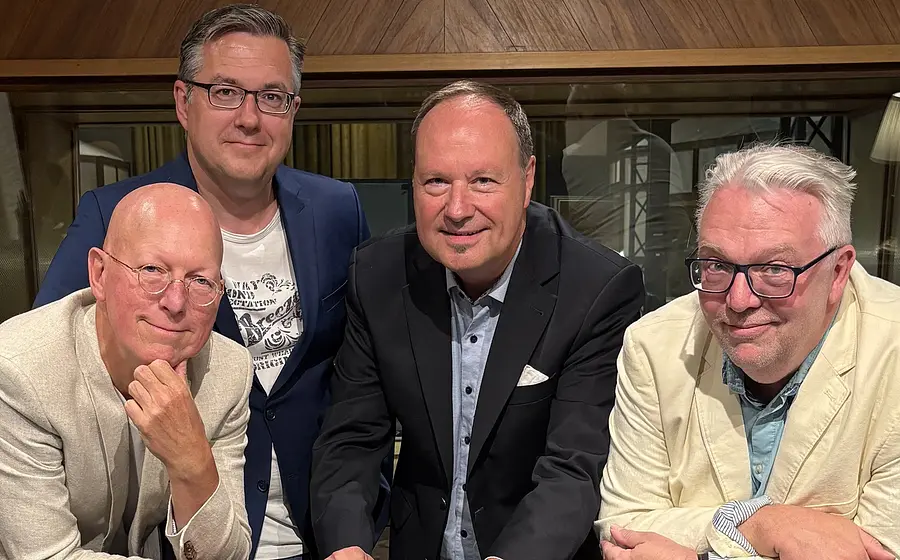 Vier Herren der Formation Bernhard Ullrichs Swing Stars - Jazzfrühschoppen blicken lachend in die Kamera