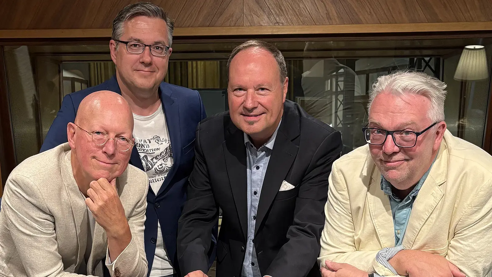 Vier Herren der Formation Bernhard Ullrichs Swing Stars - Jazzfrühschoppen blicken lachend in die Kamera
