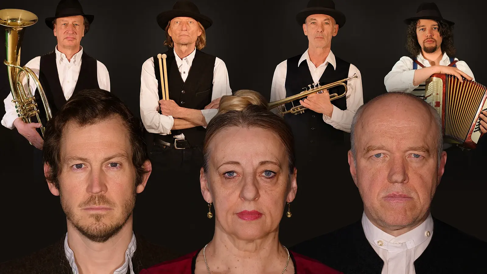 Pressefoto der Musikgruppe Jennerwein: Gruppenporträt vor schwarzem Hintergrund mit mehreren Personen in dunkler, traditionell anmutender Kleidung. Einige halten Blas‑ und Akkordeon‑Instrumente. Drei Personen sind frontal im Vordergrund zu sehen, weitere stehen dahinter. Kontrastreiches Bühnen‑ und Eventmotiv der Band Jennerwein.