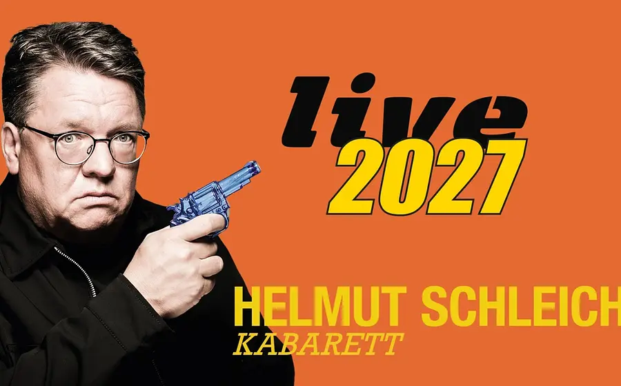 Eine Person in schwarzer Kleidung und Brille, die einen transparent blauen Spielzeugrevolver hält, vor orangefarbenem Hintergrund mit großem Schriftzug Live 2027 und Helmut Schleich Kabarett