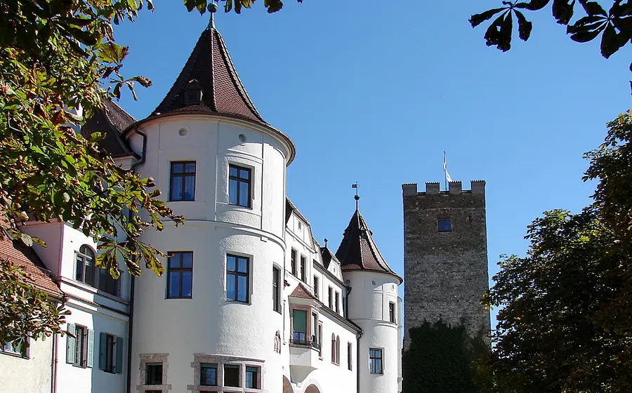 Schloss Neubeuern aus der Seitenansicht