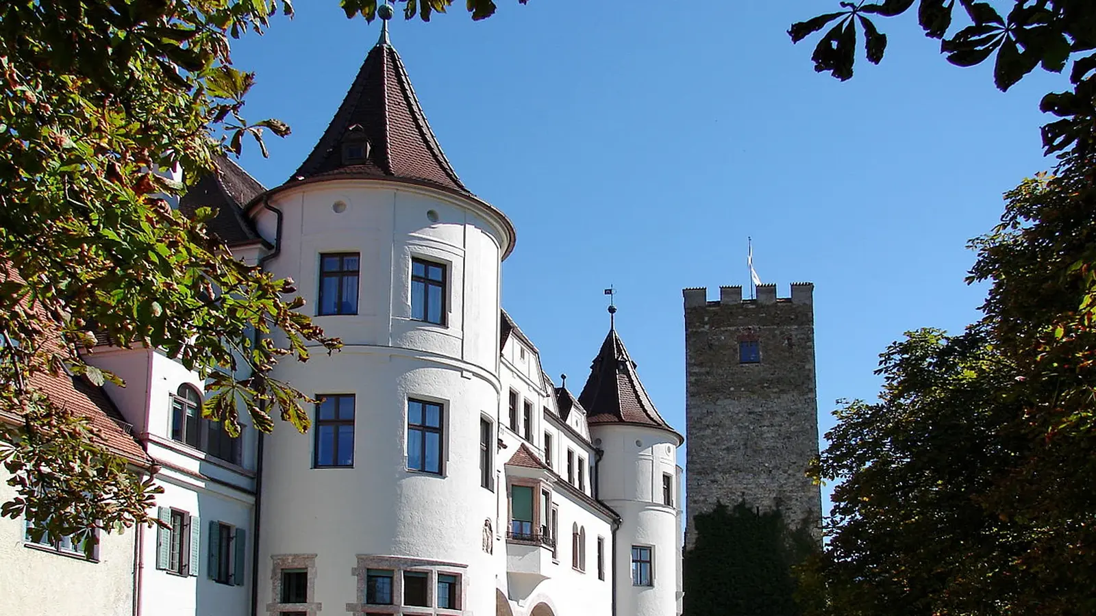 Schloss Neubeuern aus der Seitenansicht