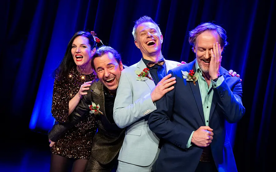 Foto für die Veranstaltung von LaLeLu – A Cappella Comedy, mit einigen der Künstler und im Hintergrund blaue Vorhänge