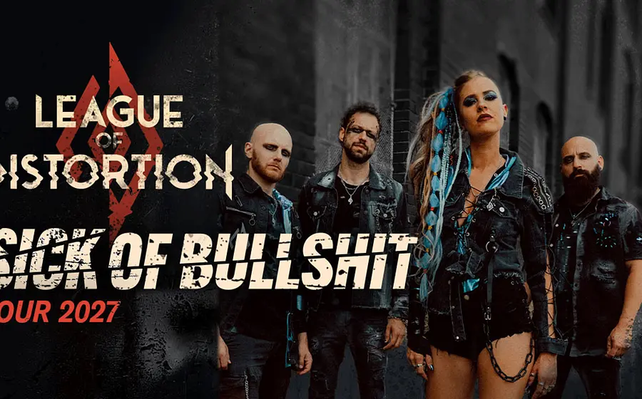 Poster der Band League of Distortion mit den Aufschriften League of Distortion, Sick of Bullshit und Tour 2027. Vier Bandmitglieder in dunkler Bühnenkleidung stehen vor einer industriellen Kulisse, im Vordergrund eine Person mit langen geflochtenen Haarsträhnen und blauem Akzentstyling.