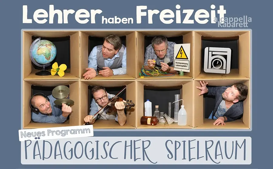 Eine Collage aus Fotos von den Darstellern sowie Requisiten in acht Kästen mit Aufschrift