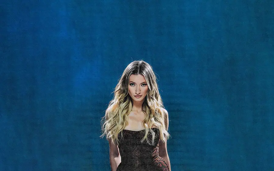 Eventfoto „LEONY – When the Lights Go Out Tour 2027“ mit der Künstlerin vor blauem Hintergrund.