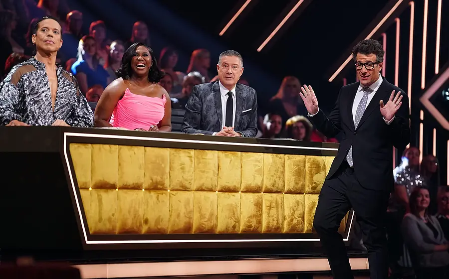 Die Juroren von Let's Dance sitzen am Pult und Daniel Hartwich steht daneben.