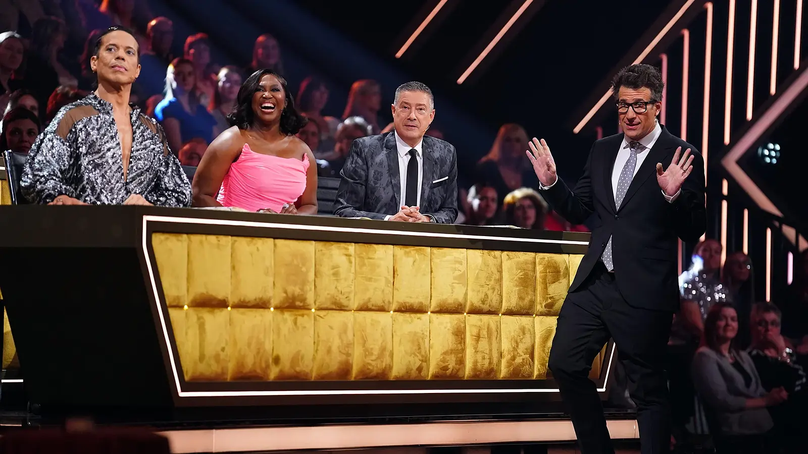 Die Juroren von Let's Dance sitzen am Pult und Daniel Hartwich steht daneben.