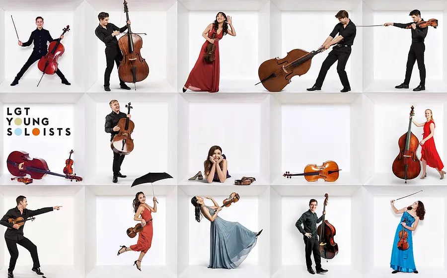 Mehrere junge Musiker:innen der LGT Young Soloists in einzelnen weißen Kabinen, jeweils mit Streichinstrumenten wie Violine, Viola, Violoncello und Kontrabass, in unterschiedlichen stehenden und bewegten Posen dargestellt.