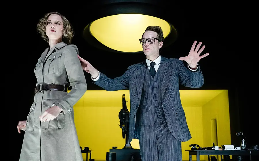 Zwei Personen auf einer Bühne führen ein Theaterspiel auf.