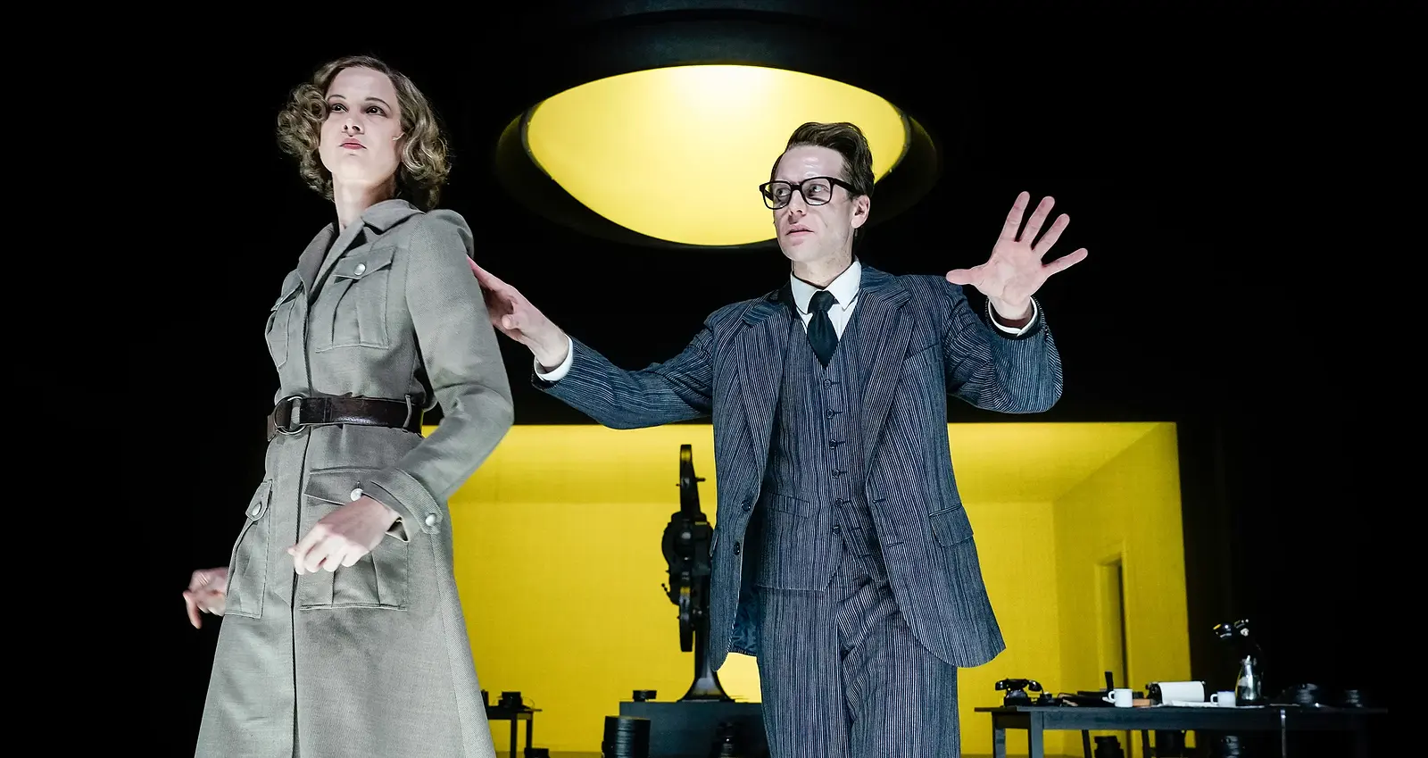Zwei Personen auf einer Bühne führen ein Theaterspiel auf.