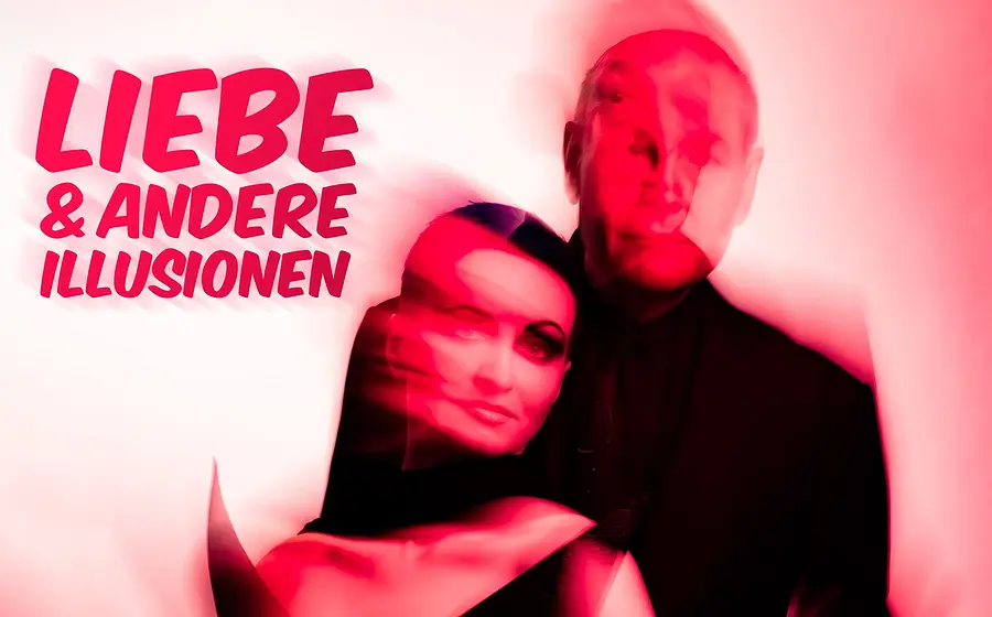 Grafisches Veranstaltungsbild zum Theaterstück „Liebe & andere Illusionen“: Rötlich‑rosa getöntes Motiv mit zwei menschlichen Silhouetten im Vordergrund, deren Gesichter durch farbige Flächen abstrahiert dargestellt sind. Die Figuren stehen vor hellem Hintergrund mit Bewegungsunschärfe und Lichtspuren, die eine dynamische, surreale Wirkung erzeugen. Links im Bild ist der Schriftzug „LIEBE & ANDERE ILLUSIONEN“ in kräftiger, roter Typografie zu sehen. Das Motiv vermittelt eine theatralische, emotionale und moderne Atmosphäre.