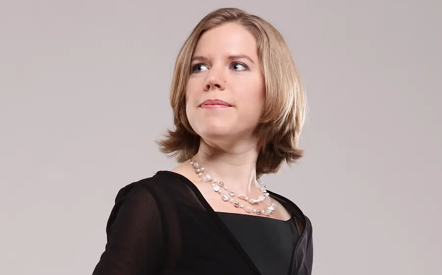 Porträt der Sopranistin Angelika Huber in schwarzer Kleidung vor hellem Hintergrund