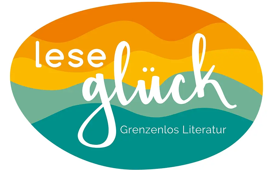 Ovales Logo Literaturfest Leseglück in grün, orange und gelb mit weißer Aufschrift auf weißem Untergrund Leseglück Grenzenlos Literatur