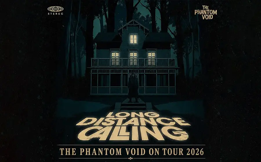 Dunkles Motiv mit einem Haus im Wald bei Nacht, davor steht eine einzelne Person auf einer Treppe, im Vordergrund leuchtet der Schriftzug Long Distance Calling, oben rechts The Phantom Void On Tour 2026.