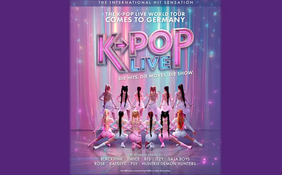 Plakat für K-Pop Live mit einer Tanzgruppe in weißen Kostümen vor einer pink-violetten Bühnenkulisse.