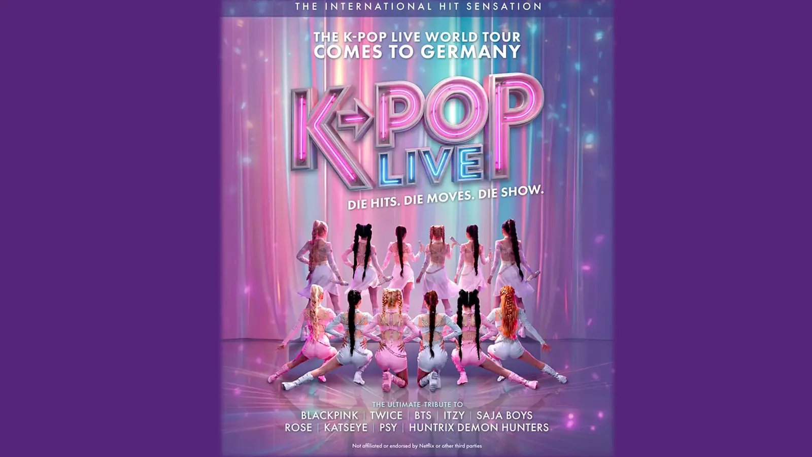 Plakat für K-Pop Live mit einer Tanzgruppe in weißen Kostümen vor einer pink-violetten Bühnenkulisse.