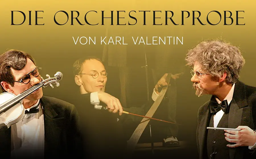 Theatermotiv in warmen Gelb‑ und Brauntönen: drei Musikerfiguren im Frack mit Violine und Dirigentenstab vor dunklem Hintergrund, darüber schwarzer Titel Die Orchesterprobe von Karl Valentin