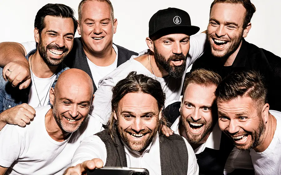 Die achtköpfige Band posiert für ein Selfie