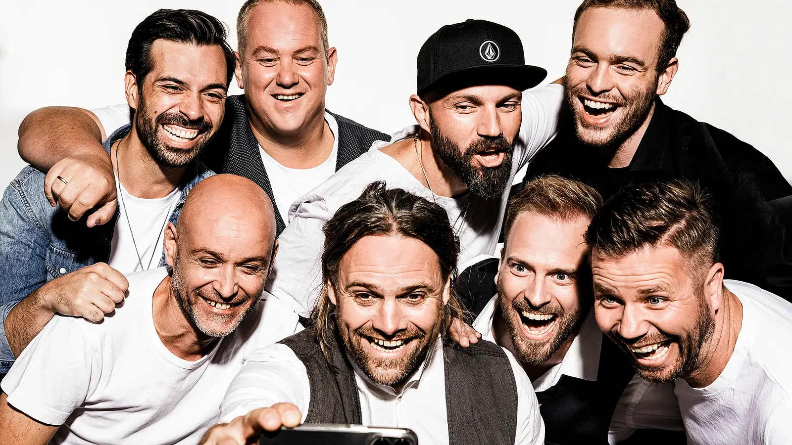 Die achtköpfige Band posiert für ein Selfie