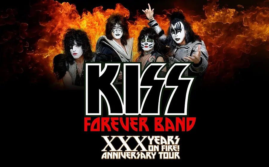 Plakat Kiss Forever Band XXX Years on Fire Anniversary Tour mit vier Personen in typischen KISS-Kostümen und schwarz weißer Gesichtsbemalung vor Flammenhintergrund sowie großem Schriftzug Kiss Forever Band.