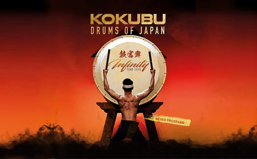 Plakat der Veranstaltung KOKUBU – The Drums of Japan mit einem Mann, der eine große Trommel spielt, vor orangefarbenem Hintergrund mit schwarzem Rauch.