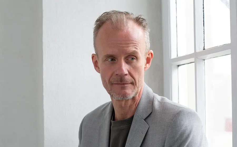 Portrait des Künstlers vor enem weißen Fenster