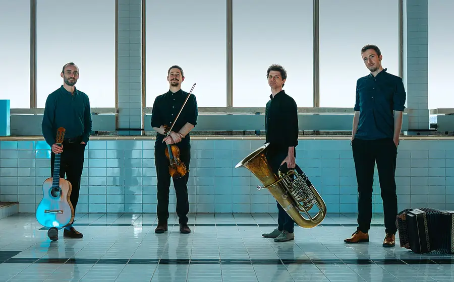 Foto für das Event von Maxjoseph, Albumpräsentation „Lagom“, mit den Musikern in einem leeren Schwimmbecken mit ihren Instrumenten.