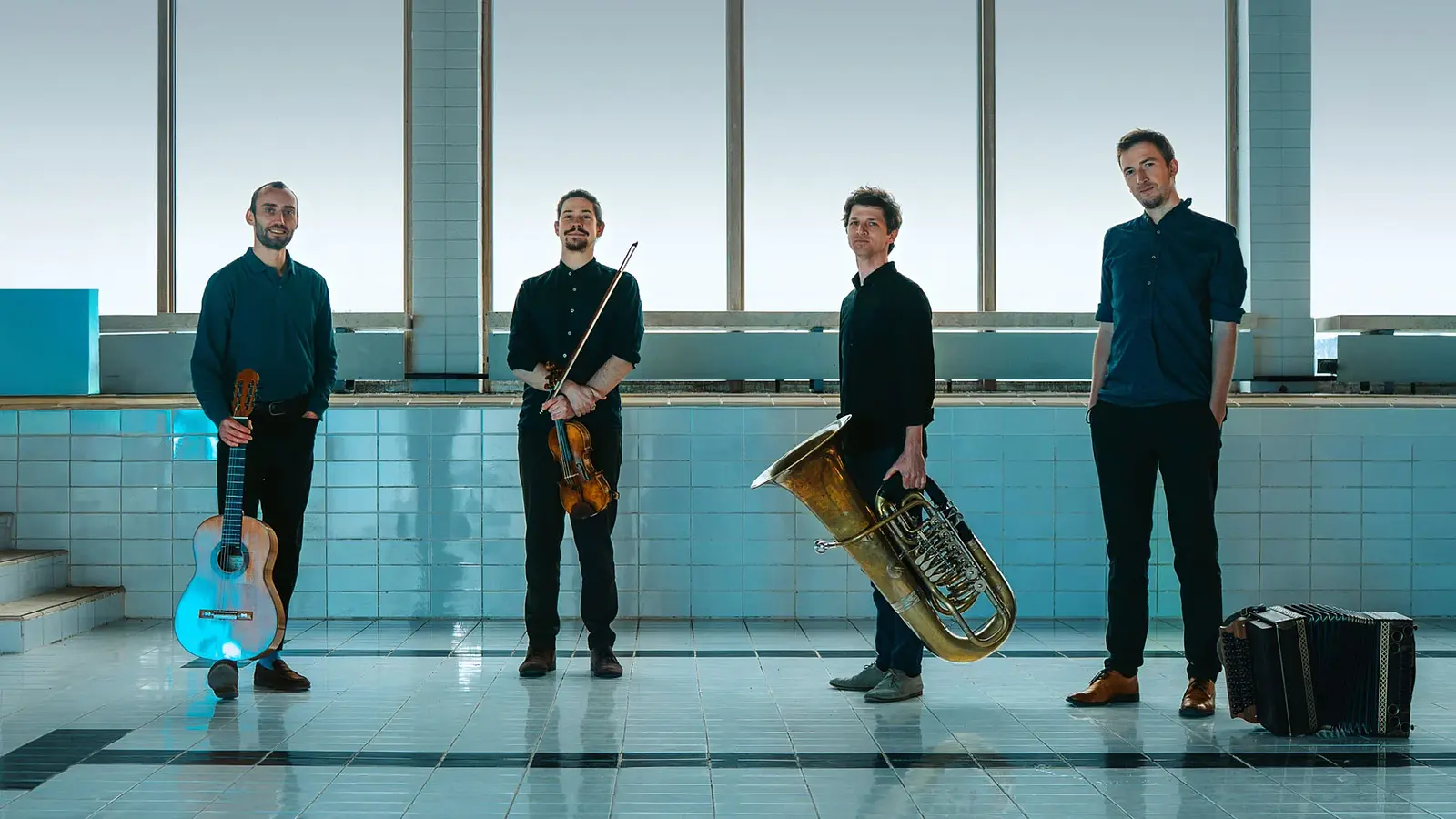 Foto für das Event von Maxjoseph, Albumpräsentation „Lagom“, mit den Musikern in einem leeren Schwimmbecken mit ihren Instrumenten.
