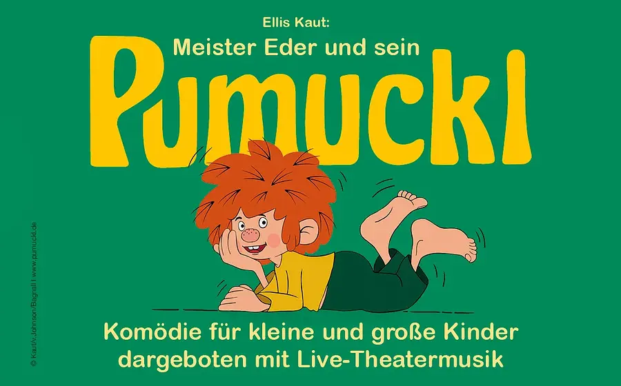 Illustration der bekannten Kinderfigur Pumuckl mit roten Haaren, gelbem Oberteil und grüner Hose auf grünem Hintergrund. Pumuckl liegt auf dem Bauch und stützt den Kopf auf eine Hand. Über der Figur steht der Titel „Ellis Kaut: Meister Eder und sein Pumuckl“ in großen gelben Buchstaben. Darunter der Text: „Komödie für kleine und große Kinder dargeboten mit Live-Theatermusik“