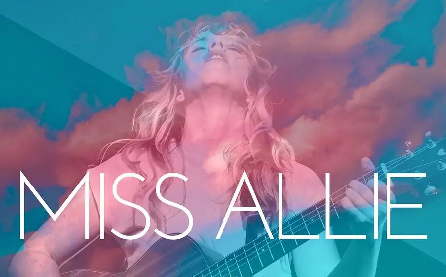 Grafik zu „Miss Allie – Paradiesvogel Tour“ mit Miss Allie mit Gitarre vor farbigem Hintergrund mit Wolken und Schriftzug „Miss Allie“.