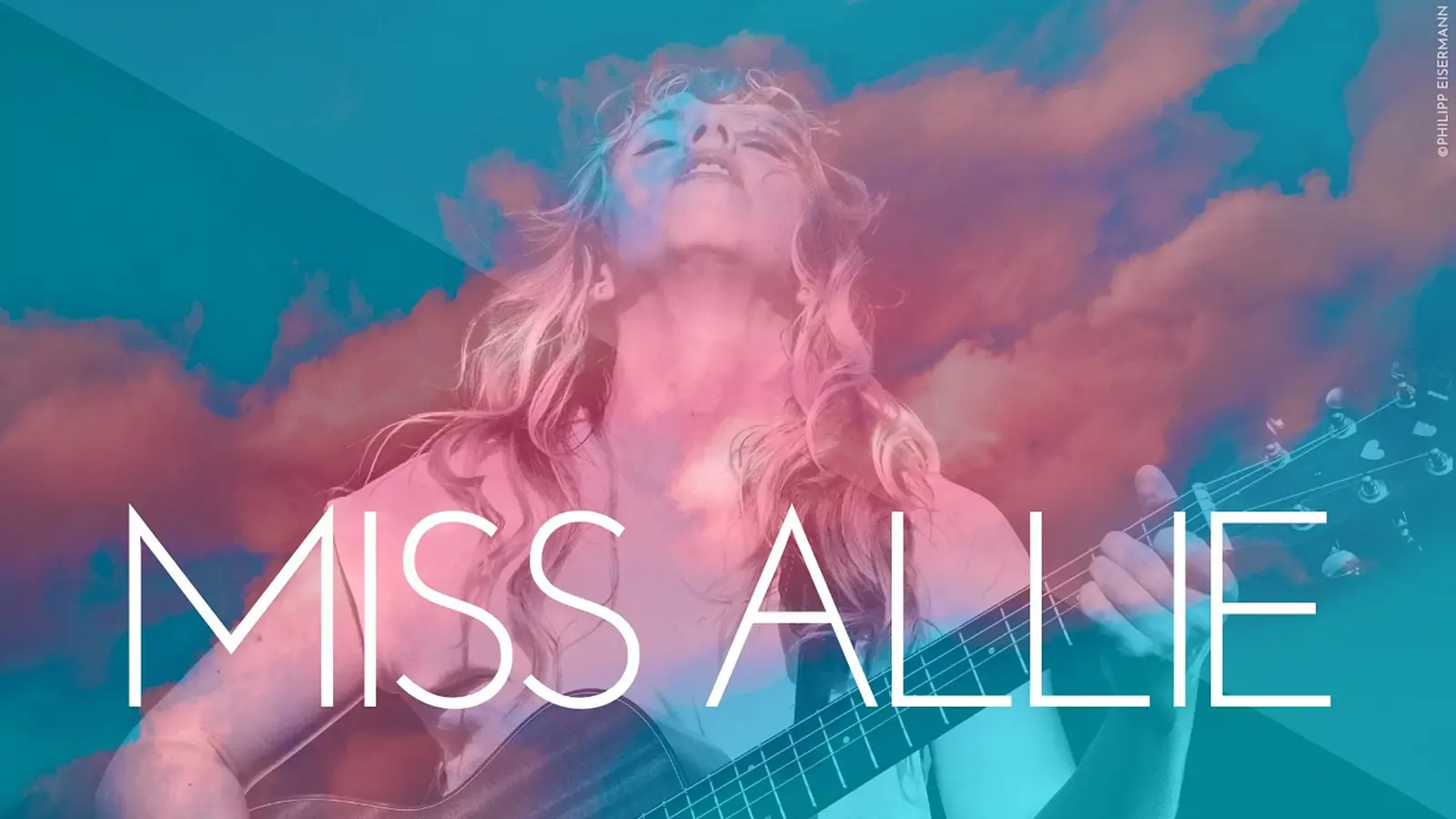 Grafik zu „Miss Allie – Paradiesvogel Tour“ mit Miss Allie mit Gitarre vor farbigem Hintergrund mit Wolken und Schriftzug „Miss Allie“.