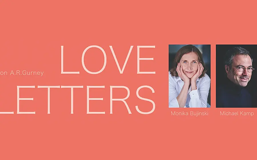 Plakat zum Theaterstück Love Letters von A.R. Gurney auf korallfarbenem Hintergrund mit zwei Porträtfotos von Monika Bujinski und Michael Kamp sowie ihren Namen.