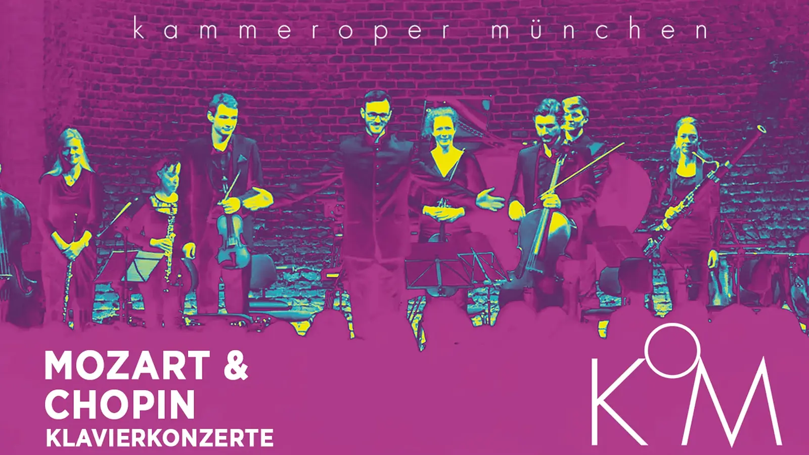 Plakat Mozart und Chopin Klavierkonzerte der Kammeroper München mit verfremdetem Bühnenfoto eines Kammerensembles vor Backsteinwand in Pink- und Türkistönen, darunter der Schriftzug Mozart & Chopin Klavierkonzerte sowie das Logo der Kammeroper München.