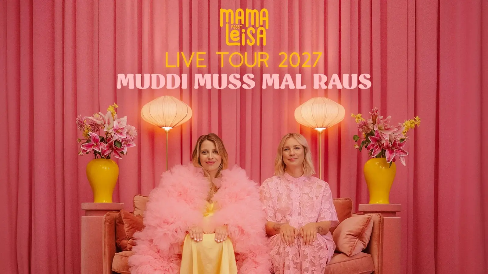Plakat Mama Leisa Live Tour 2027 Muddi muss mal raus mit zwei Personen in rosafarbener Kleidung auf einem Sofa vor pinkem Vorhang, links und rechts Stehlampen und gelben Vasen mit Blumen.