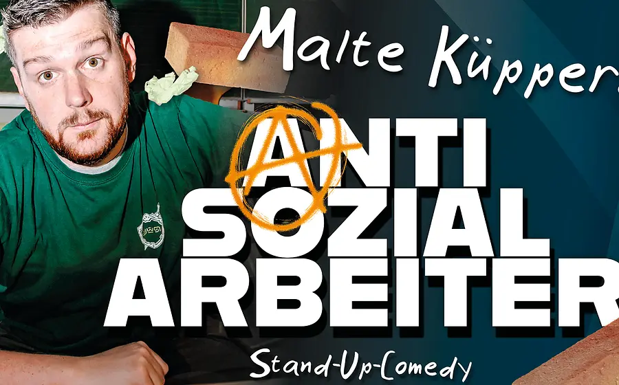 Poster mit den Aufschriften Malte Küppers, Antisozialarbeiter und Stand Up Comedy. Zu sehen ist eine Person in grünem T Shirt vor Backsteinen, während der Buchstabe A im Titel als Anarchie Symbol dargestellt ist.