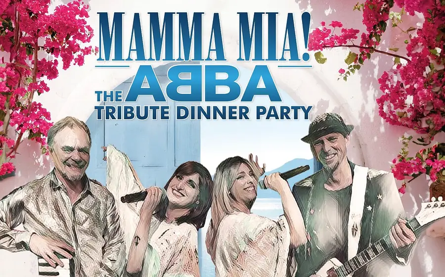 Plakat Mamma Mia! The ABBA Tribute Dinner Party mit vier auftretenden Personen vor blauem Tor und mediterraner Kulisse, umrahmt von pink blühenden Bougainvilleen, darunter eine Person mit E-Gitarre und zwei Personen mit Mikrofonen, sowie großem Titel Mamma Mia! The ABBA Tribute Dinner Party.