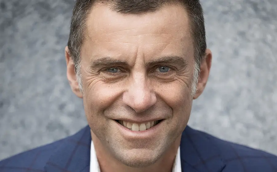 Foto für das Event Martin Schmitt, piano & vocal mit dem Gesicht des Künstlers vor grauem Hintergrund.