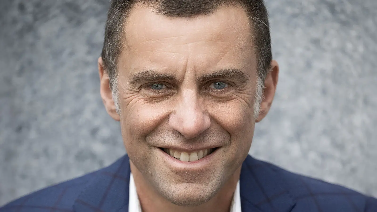 Foto für das Event Martin Schmitt, piano & vocal mit dem Gesicht des Künstlers vor grauem Hintergrund.