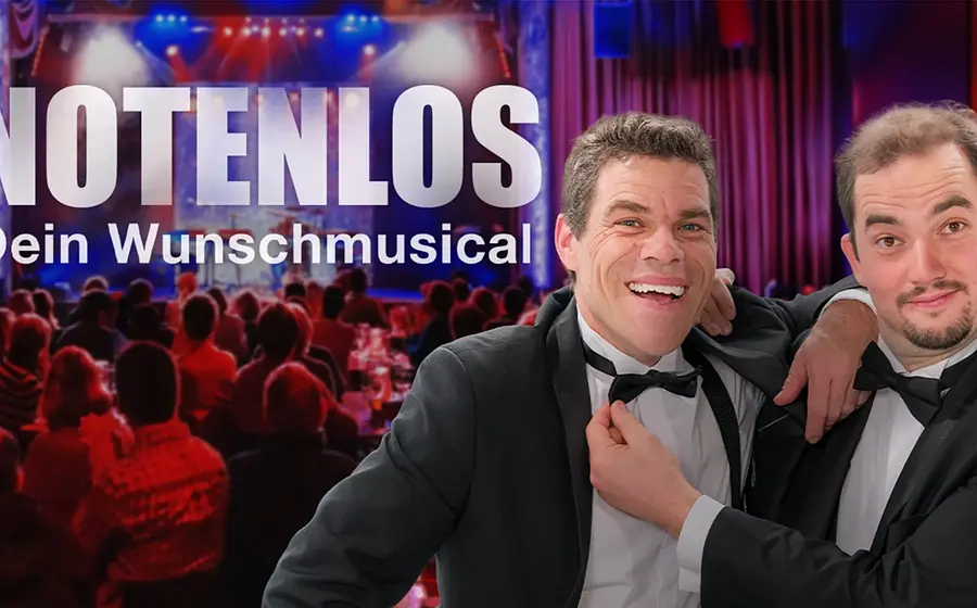Notenlos – Dein Wunschmusical: Zwei Künstler im Anzug vor Bühnenkulisse mit Publikum und Lichtshow, humorvoll inszeniert.