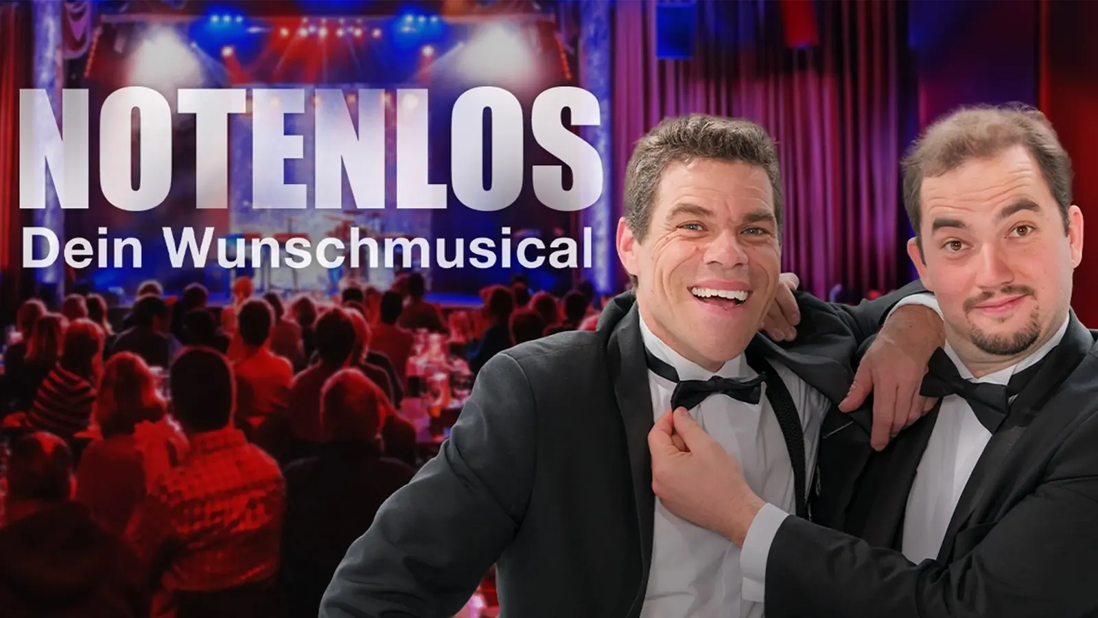 Notenlos – Dein Wunschmusical: Zwei Künstler im Anzug vor Bühnenkulisse mit Publikum und Lichtshow, humorvoll inszeniert.