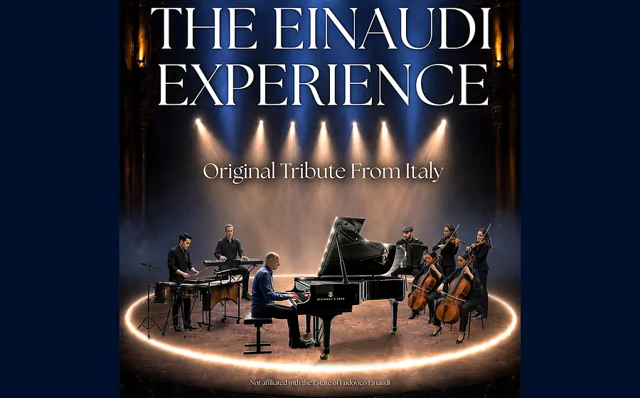 Plakat The Einaudi Experience mit Ensemble aus Pianist, Streichquartett, Percussion und Keyboard auf einer beleuchteten Bühne um einen Konzertflügel, darüber die Schriftzüge The Einaudi Experience und Original Tribute From Italy