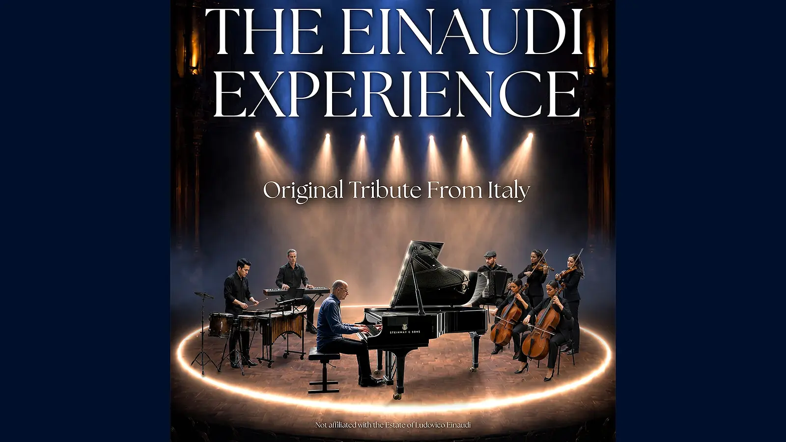 Plakat The Einaudi Experience mit Ensemble aus Pianist, Streichquartett, Percussion und Keyboard auf einer beleuchteten Bühne um einen Konzertflügel, darüber die Schriftzüge The Einaudi Experience und Original Tribute From Italy