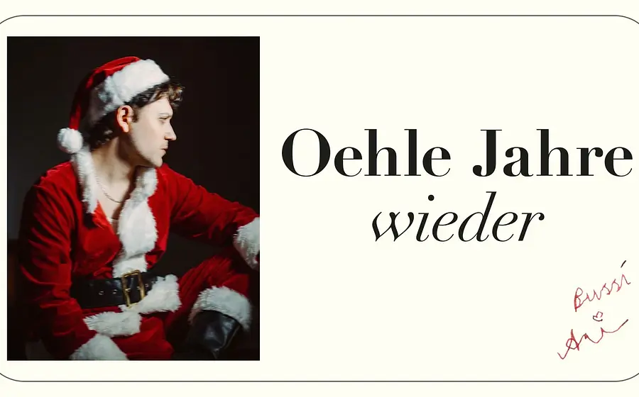 Plakatmotiv mit der Aufschrift Oehle Jahre wieder. Links sitzt eine Person im Weihnachtsmannkostüm im Seitenprofil vor dunklem Hintergrund, rechts steht der Titel des Stücks auf hellem Hintergrund mit roter handschriftlicher Signatur.