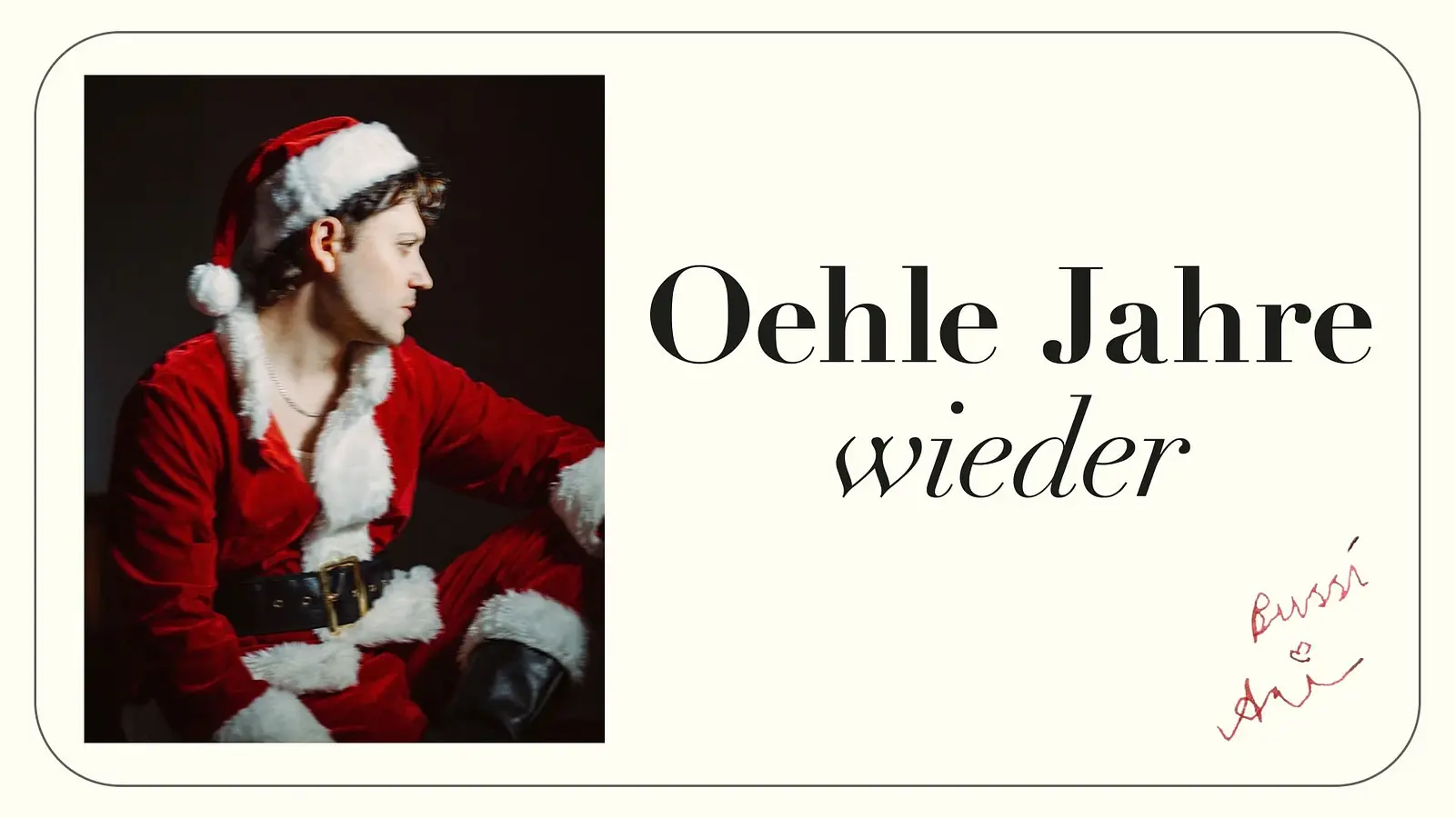 Plakatmotiv mit der Aufschrift Oehle Jahre wieder. Links sitzt eine Person im Weihnachtsmannkostüm im Seitenprofil vor dunklem Hintergrund, rechts steht der Titel des Stücks auf hellem Hintergrund mit roter handschriftlicher Signatur.