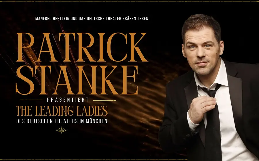 Plakat von Patrick Stanke im schwarzen Anzug und weißem Hemd vor schwarzem Hintergrund mit goldenen Lichtspuren, umrahmt von einem goldenen Zierrahmen, daneben die Schriftzüge Patrick Stanke präsentiert The Leading Ladies des Deutschen Theaters in München