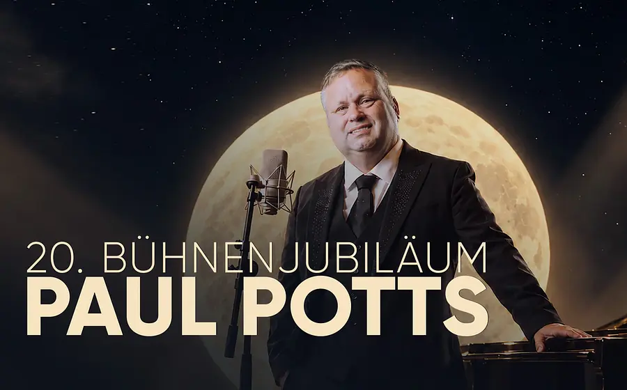Veranstaltungsgrafik zum 20. Bühnenjubiläum von Paul Potts. Vor nächtlichem Sternenhimmel steht eine Person im Anzug neben einem Mikrofon und einem Flügel, im Hintergrund leuchtet ein großer Vollmond.